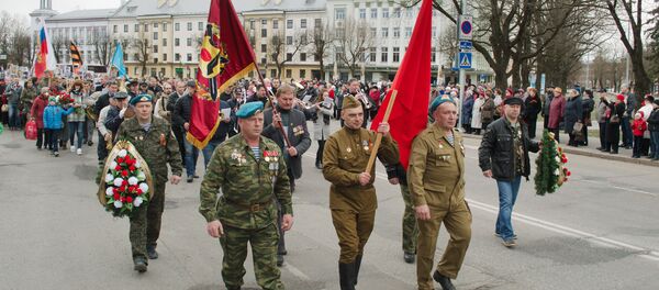 Participants of the Immortal Regiment march in Narva - Sputnik International