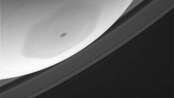 A photo of Saturn's eye, a massive polar vortex in the planet's Northern Hemisphere. - Sputnik International