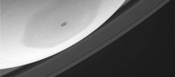 A photo of Saturn's eye, a massive polar vortex in the planet's Northern Hemisphere. - Sputnik International
