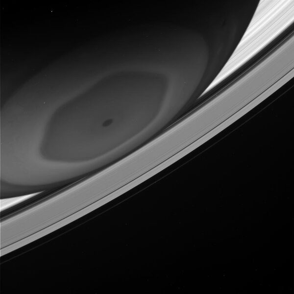 Saturn's eye, a polar vortex surrounded by jet streams, is larger in area than the Earth itself. - Sputnik International