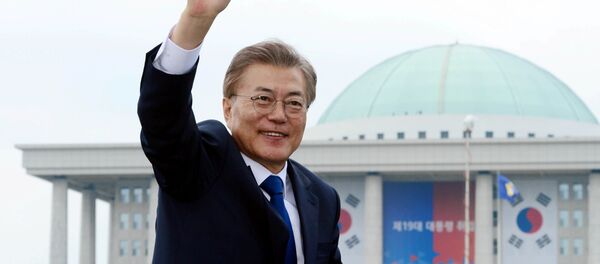 South Korean President Moon Jae-in waves as he leaves the National Cemetery after inaugural ceremony in Seoul, South Korea May 10, 2017. South Korean President Moon Jae-in waves as he leaves the National Cemetery after inaugural ceremony in Seoul, South Korea May 10, 2017. - Sputnik International