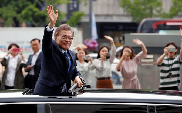 South Korean President Moon Jae-in waves as he heads for the Presidential Blue House in Seoul, South Korea, May 10, 2017. South Korean President Moon Jae-in waves as he heads for the Presidential Blue House in Seoul, South Korea, May 10, 2017. - Sputnik International