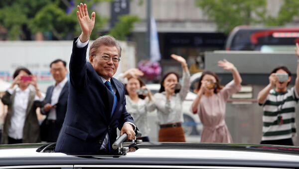 South Korean President Moon Jae-in waves as he heads for the Presidential Blue House in Seoul, South Korea, May 10, 2017. - Sputnik International