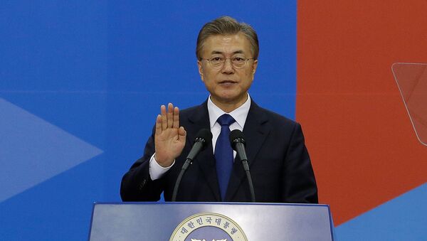 Newly elected South Korean President Moon Jae-in takes an oath during his inauguration ceremony at the National Assembly in Seoul, South Korea, May 10, 2017. - Sputnik International