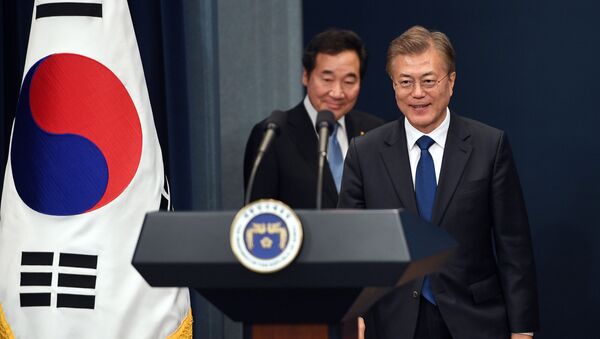 South Korea's new President Moon Jae-in (R) arrives to attend a press conference as Prime Minister nominee Lee Nak-yon follows him at the presidential Blue House in Seoul, South Korea May 10, 2017. - Sputnik International