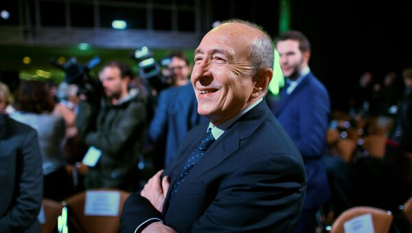 Mayor of Lyon Gerard Collomb waits for French presidential election candidate for the En Marche ! movement Emmanuel Macron prior to the unveil of his full programme eight weeks from election day, on March 2, 2017 in Paris. - Sputnik International