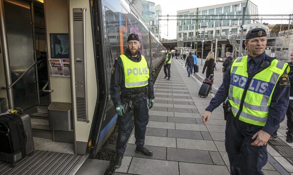 Swedish police prepare to check an incoming train at the Swedish end of the bridge between Sweden and Denmark in Malmo, Sweden - Sputnik International