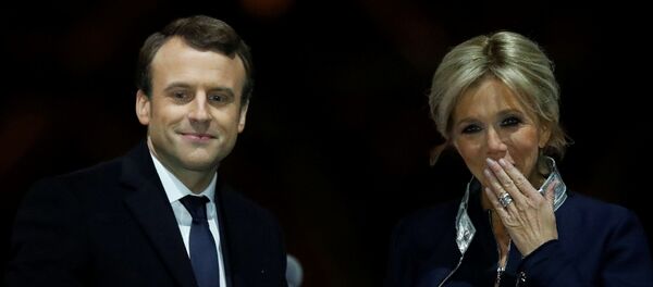 Избранный президент Франции Эммануэль Макрон с женой Брижит празднуют победу на выборах - Sputnik International