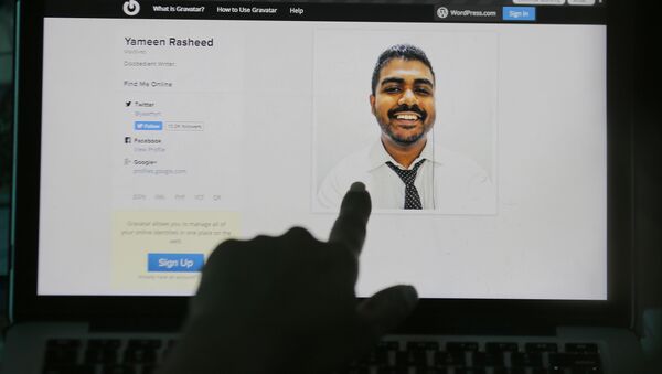 A Sri Lankan woman points to a portrait of Maldivian blogger Yameen Rasheed on his blog The Daily Panic in Colombo, Sri Lanka, Sunday, April 23, 2017. - Sputnik International