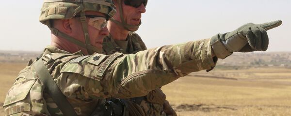 U.S. Army Lt. Col. Ed Matthaidess, commander, left, Task Force Falcon, outlining areas of an Iraqi security forces tactical assembly area to U.S. Army Maj. Gen. Gary J. Volesky, commander, Combined Joint Forces Land Component Command – Operation Inherent Resolve, in northern Iraq, prior to the start of the Mosul offensive. (File) - Sputnik International