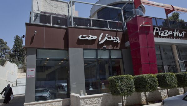 Palestinian branch of the Pizza Hut company, in the West Bank city of Ramallah - Sputnik International