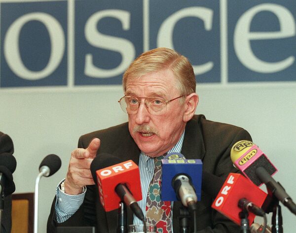 The Head of the Kosovo Verification Mission of the Organization for Security and Co-operation in Europe (OSCE) William Walker answers reporter's question during a press conference at Vienna's Hofburg Palace, Moday, Jan. 25 1999 The Head of the Kosovo Verification Mission of the Organization for Security and Co-operation in Europe (OSCE) William Walker answers reporter's question during a press conference at Vienna's Hofburg Palace, Moday, Jan. 25 1999 - Sputnik International