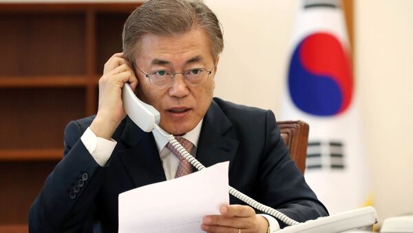 South Korean President Moon Jae-in speaks with Chinese President Xi Jinping by telephone at the Presidential Blue House in Seoul, South Korea in this handout picture provided by the Presidential Blue House and released by Yonhap on May 11, 2017 - Sputnik International