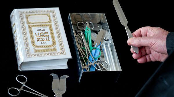 Rabbi presenting his surgical instruments for circumcision (File) - Sputnik International
