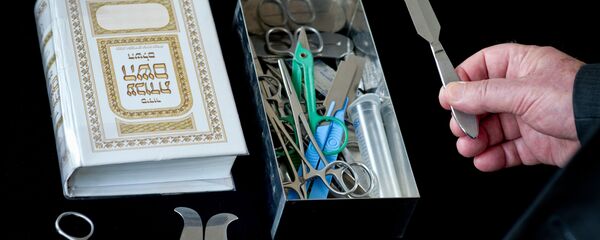 Rabbi presenting his surgical instruments for circumcision (File) - Sputnik International