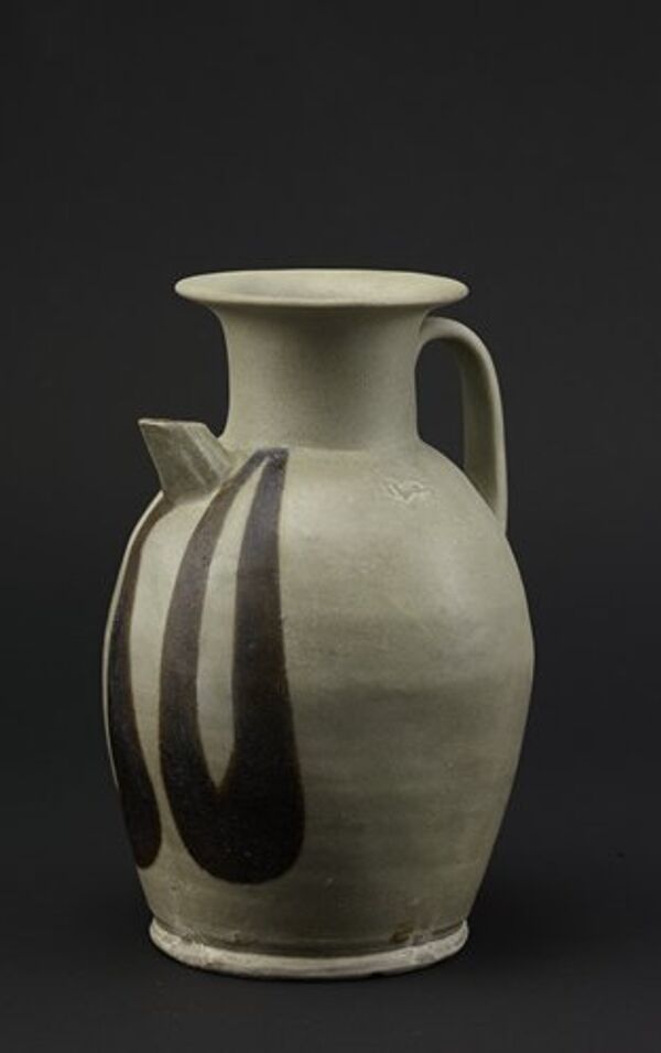 A Tang Dynasty ceramic wine vessel found at the Qinglong Town site  - Sputnik International