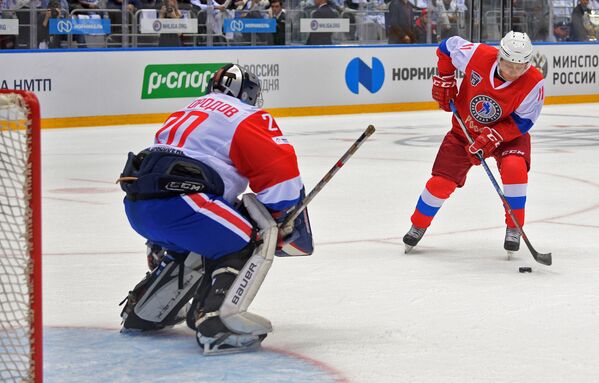 And He Scores! Putin Hits the Ice at Night Hockey League Festival in Sochi - Sputnik International