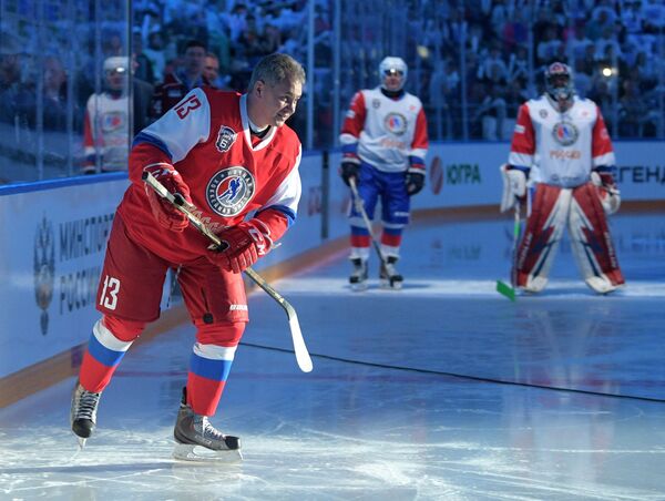 And He Scores! Putin Hits the Ice at Night Hockey League Festival in Sochi - Sputnik International