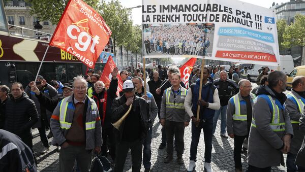Employees of GM&S, a supplier of car manufacturers, march during a demonstration against job cuts organised by the CGT and FO trade unions in Paris on April 19, 2017 - Sputnik International