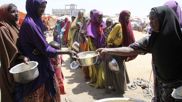Displaced Somali women stand in a queue to receive food handouts in a camp outside of Mogadishu, Somalia, Monday, March, 27, 2017 - Sputnik International