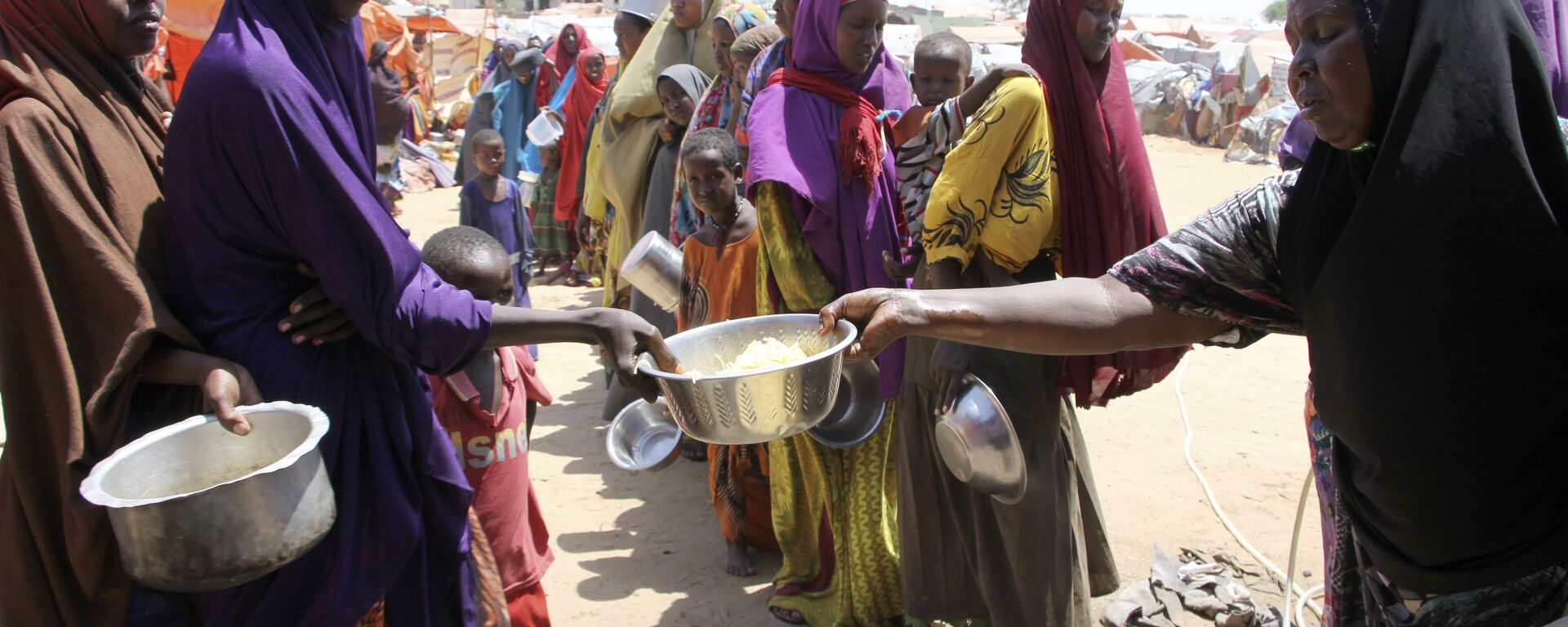 Displaced Somali women stand in a queue to receive food handouts in a camp outside of Mogadishu, Somalia, Monday, March, 27, 2017 - Sputnik International, 1920, 07.10.2022