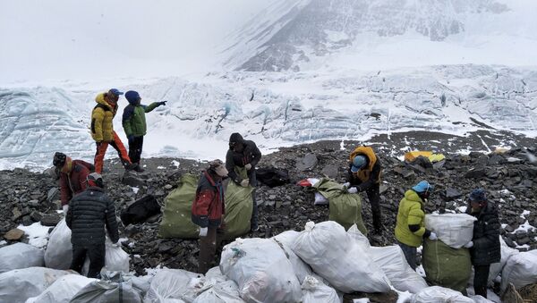 Volunteers help in a massive cleanup campaign on Mount Everest, May 2017 - Sputnik International