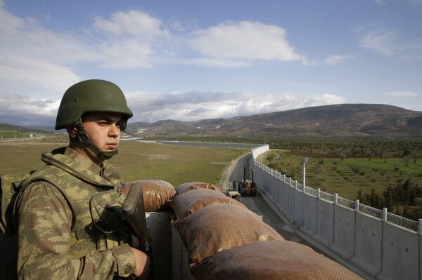 A Turkish army soldier mans an outpost near the town of Kilis, southeastern Turkey, adjacent to the wall the country had been constructing to boost security along its border with conflict-stricken Syria, background, Thursday, March 2, 2017 - Sputnik International