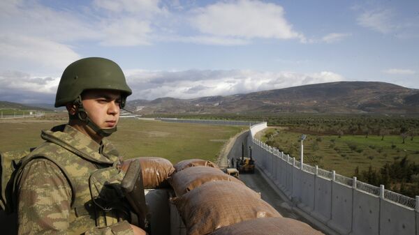 A Turkish army soldier mans an outpost near the town of Kilis, southeastern Turkey, adjacent to the wall the country had been constructing to boost security along its border with conflict-stricken Syria, background, Thursday, March 2, 2017 - Sputnik International