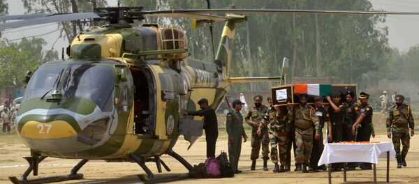 Indian Army personnel carry the coffin of Indian Army soldier Paramjeet Singh ahead of his funeral at Vein Pein village, some 45kms from Amritsar on May 2, 2017 Indian Army personnel carry the coffin of Indian Army soldier Paramjeet Singh ahead of his funeral at Vein Pein village, some 45kms from Amritsar on May 2, 2017 - Sputnik International