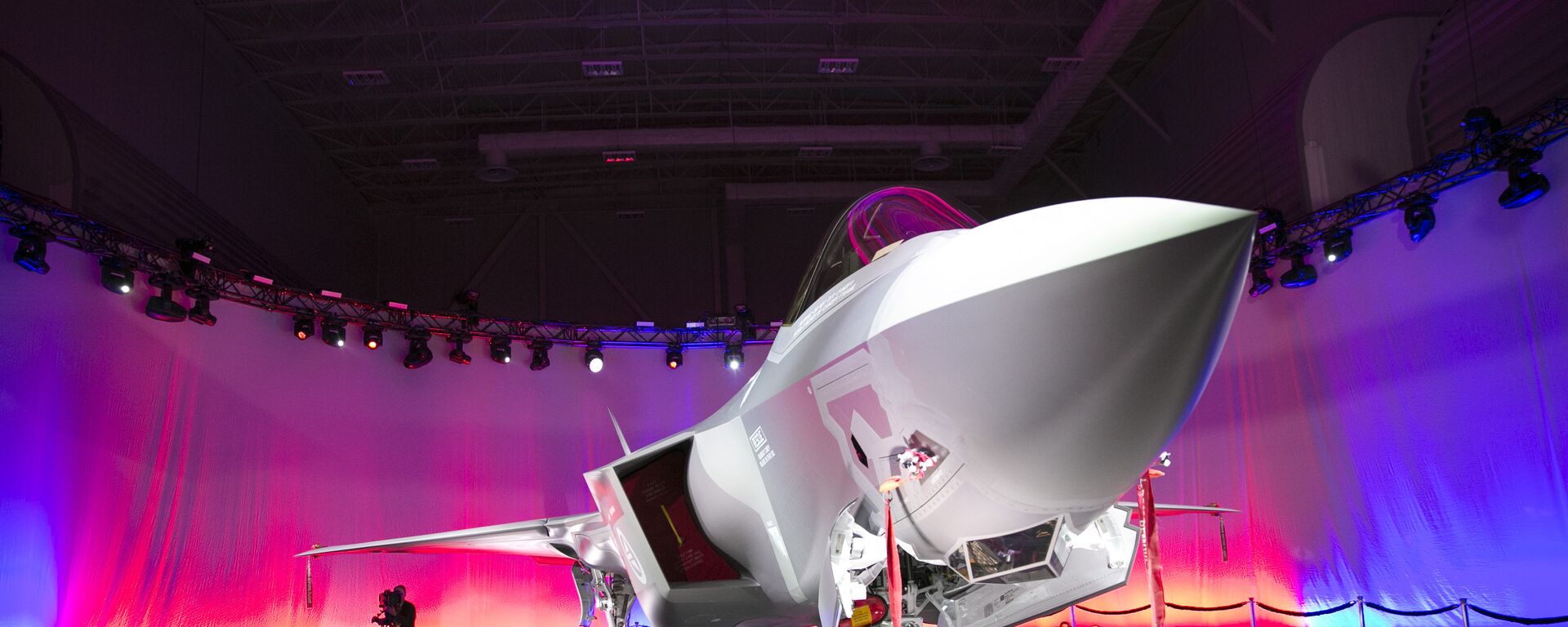 First Norwegian Armed Forces Lockheed Martin F-35A Lightning II, known as AM-1 Joint Strike Jet Fighter, is unveiled during the rollout celebration at Lockheed Martin production facility in Fort Worth, TX, on Tuesday, Sep. 22, 2015 - Sputnik International, 1920, 08.12.2021