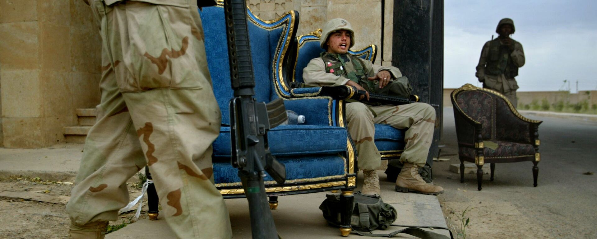 U.S. Marines, using luxurious armchairs, man one of the entrances to Saddam Hussein's presidential palace compound in the northern Iraqi town of Tikrit, Tuesday April 15, 2003 - Sputnik International, 1920, 12.05.2017