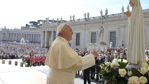 Pope Francis pays homage to the statue of St. Mary of Fatima during his weekly general audience in St. Peter's Square at the Vatican, Wednesday, May 13, 2015. - Sputnik International