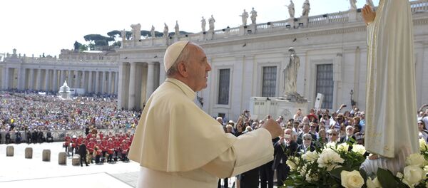Pope Francis pays homage to the statue of St. Mary of Fatima during his weekly general audience in St. Peter's Square at the Vatican, Wednesday, May 13, 2015. - Sputnik International