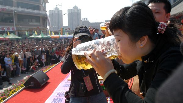 A Chinese woman downs a jug of beer during a beer drinking contest in Shenyang, northeastern China's Liaoning province (File) - Sputnik International