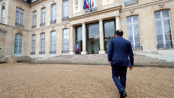 French President Francois Hollande walks to the Elysee palace in Paris, France, after a meeting with associations, May 3, 2017 - Sputnik International