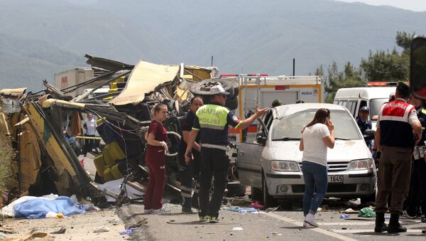 Medics and rescue workers stand at the scene after a tourist bus crashed near the southwestern holiday town of Marmaris, Turkey, May 13, 2017 - Sputnik International