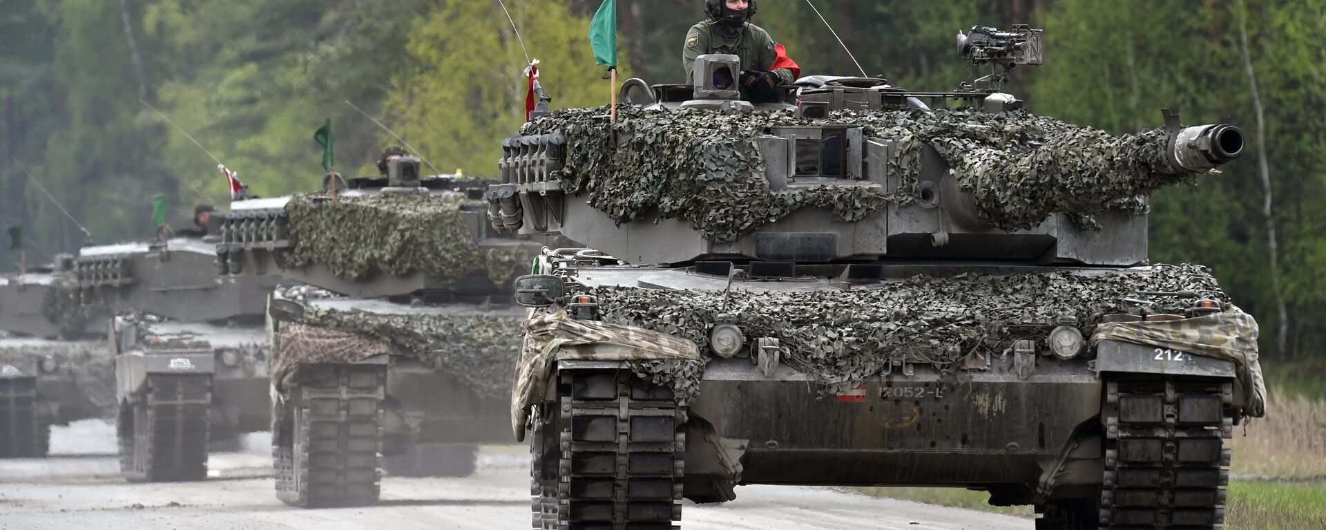 An Austrian soldier arrives with a tank type 'Leopard' prior the friendship shooting of several nations during the exercise 'Strong Europe Tank Challenge 2017' at the exercise area in Grafenwoehr, near Eschenbach, southern Germany, on May 12, 2017 - Sputnik International, 1920, 16.09.2022