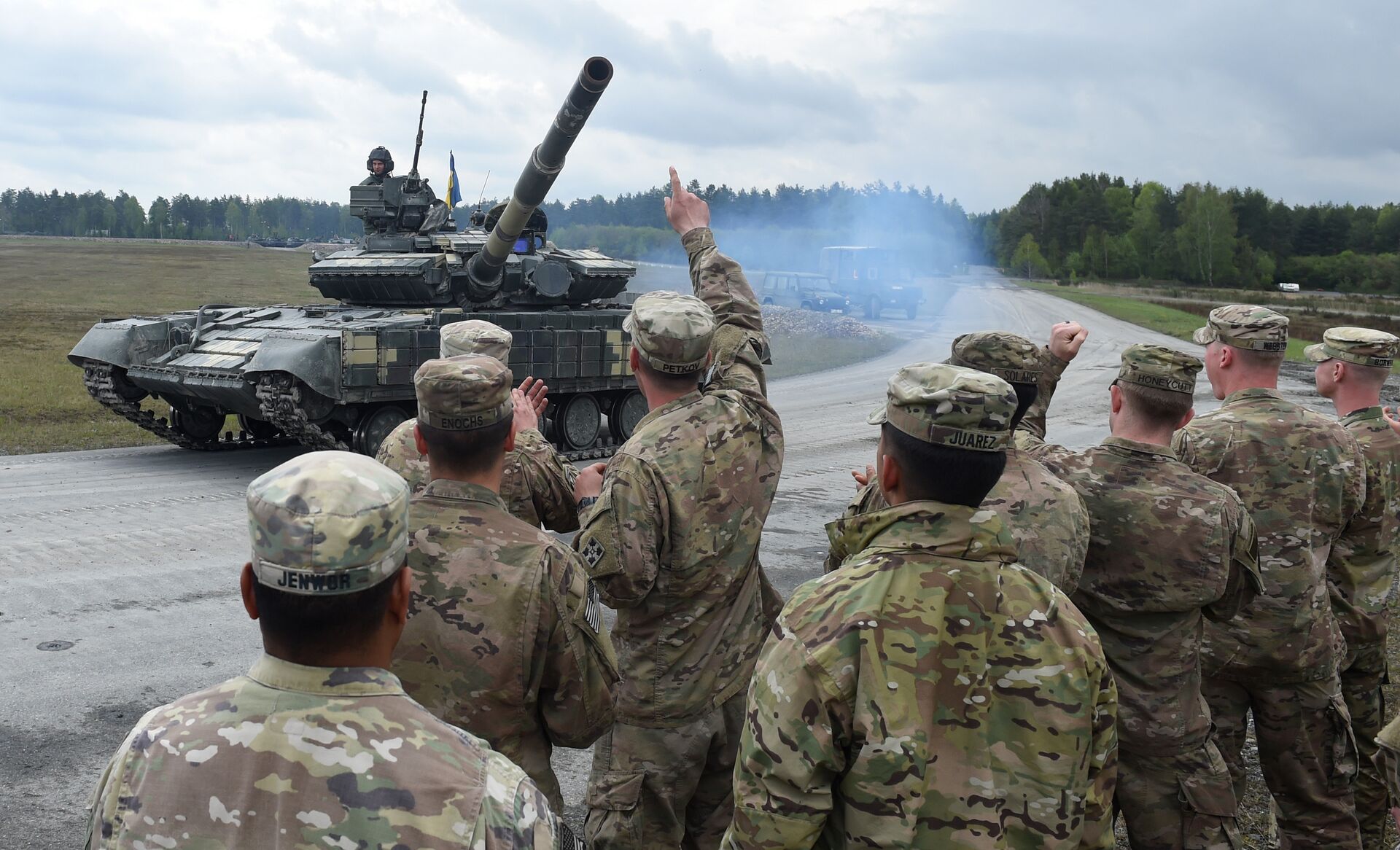 US soldiers welcome the crew of an Ukrainian tank type 'T-64BM' prior the friendship shooting of several nations during the exercise 'Strong Europe Tank Challenge 2017' at the exercise area in Grafenwoehr, near Eschenbach, southern Germany, on May 12, 2017 - Sputnik International, 1920, 15.06.2022