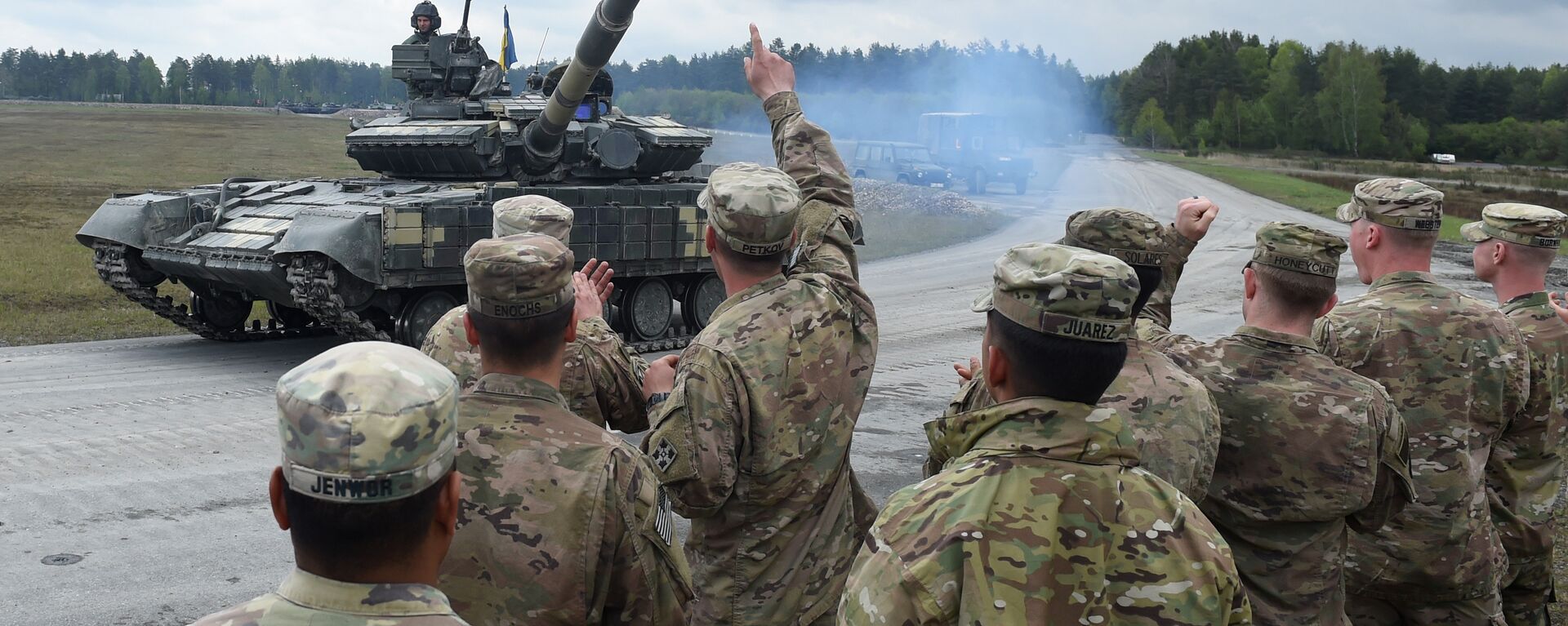US soldiers welcome the crew of an Ukrainian tank type 'T-64BM' prior the friendship shooting of several nations during the exercise 'Strong Europe Tank Challenge 2017' at the exercise area in Grafenwoehr, near Eschenbach, southern Germany, on May 12, 2017 - Sputnik International, 1920, 04.06.2022