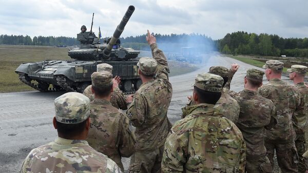 US soldiers welcome the crew of an Ukrainian tank type 'T-64BM' prior the friendship shooting of several nations during the exercise 'Strong Europe Tank Challenge 2017' at the exercise area in Grafenwoehr, near Eschenbach, southern Germany, on May 12, 2017 - Sputnik International
