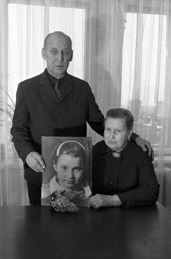One of the few remaining photos of Tania Savicheva (1933-1944) held by Tania's survivors -sister Nina Savicheva (right) and brother Mikhail (left). During the Great Patriotic war (1941-1945) Tania Savicheva kept a diary about the life in besieged Leningrad. The diary was subsequently used as an indictment of fascism at the Nuremberg process in 1945 - Sputnik International