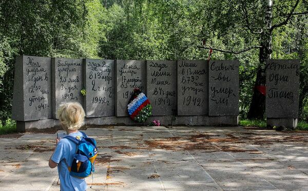 Part of the 'Flower of Life' memorial complex dedicated to children of the Leningrad Siege, showing stone tablets representing pages from Tanya Savicheva's diary. Near St. Petersburg - Sputnik International