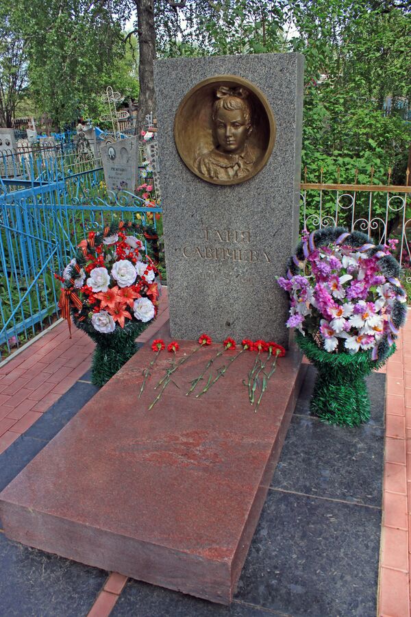 Tanya Savicheva's grave at Krasny Bor Cemetery, Russia - Sputnik International