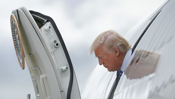 President Donald Trump steps out of Air Force One - Sputnik International