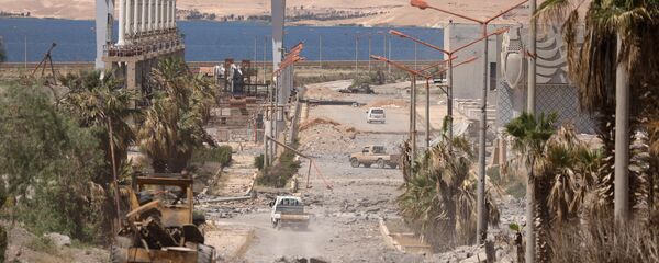 Vehicles drive near Tabqa Dam on the Euphrates River, in the town of Tabqa, after Syrian Democratic Forces (SDF) captured it from Islamic State militants this week, Syria May 12, 2017. Picture taken May 12, 2017 - Sputnik International
