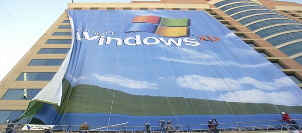 In this Nov. 8 2001 file photo, workers install a 10-story Windows XP banner on a hotel near the Las Vegas Convention Center in Las Vegas In this Nov. 8 2001 file photo, workers install a 10-story Windows XP banner on a hotel near the Las Vegas Convention Center in Las Vegas - Sputnik International