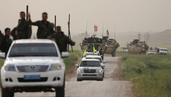 Kurdish fighters from the People's Protection Units (YPG) head a convoy of U.S military vehicles in the town of Darbasiya next to the Turkish border, Syria April 28, 2017 - Sputnik International