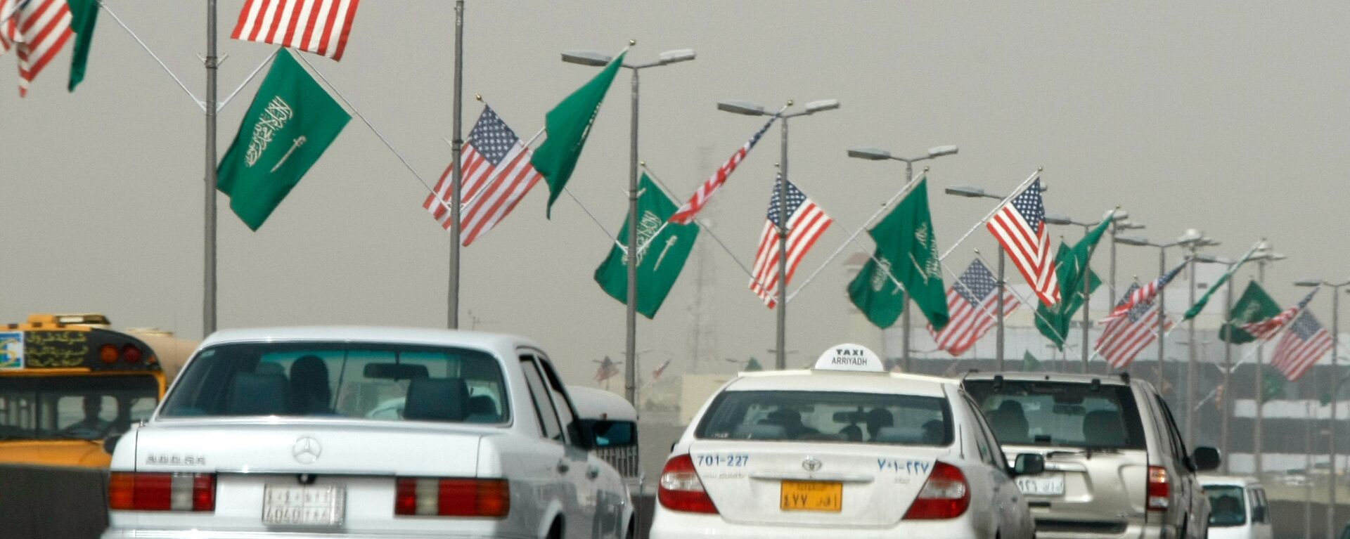 US and Saudi flags flutter on a main road in the Saudi capital Riyadh (File) - Sputnik International, 1920, 09.03.2022