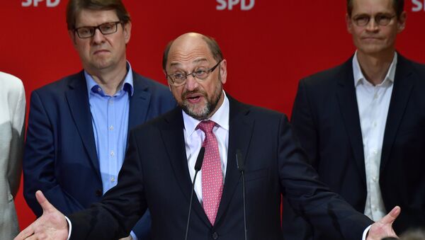 Social Democratic Party (SPD) leader Martin Schulz (C) speaks after the publication of the preliminary results of the regional elections in the West German state of North Rhine-Westphalia at the headquarters of the SPD in Berlin on May 14, 2017 - Sputnik International