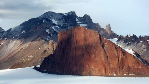 A mountain range near Russia's Novolazarevskaya station in the Antarctic. - Sputnik International